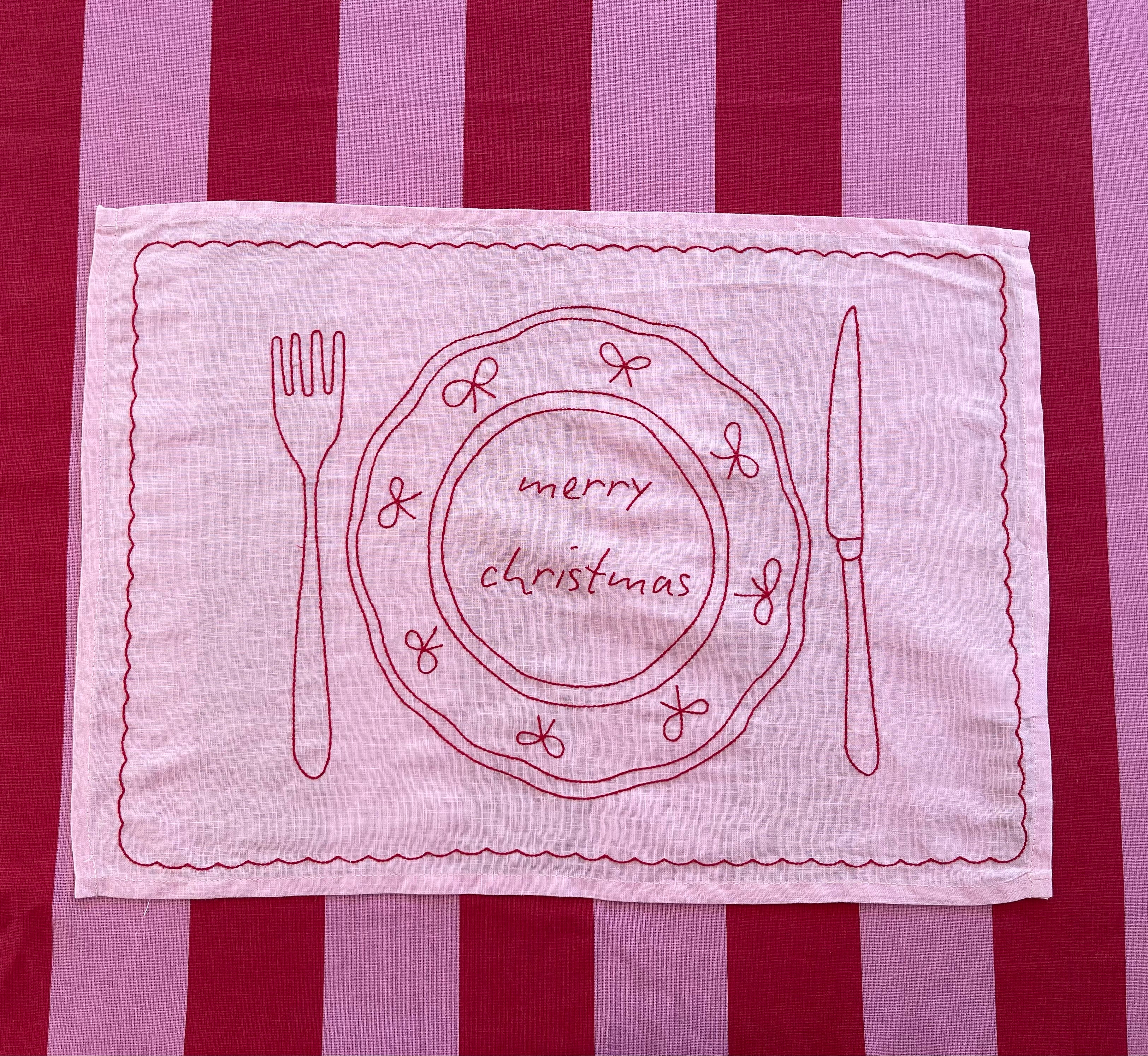 Merry Christmas Linen Placemat with plate design in Rose and Raspberry