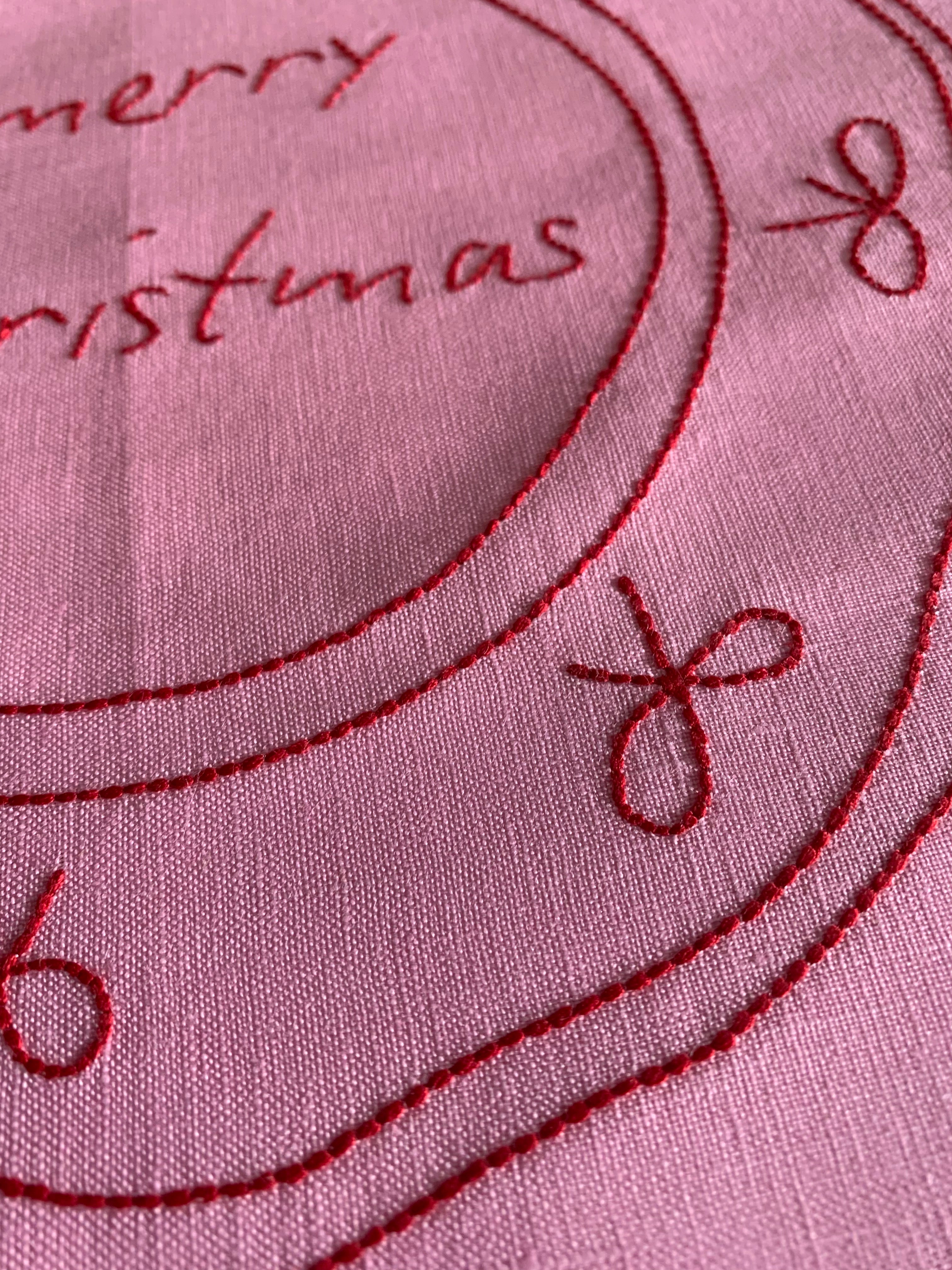 Merry Christmas Linen Placemat with plate design in Rose and Raspberry
