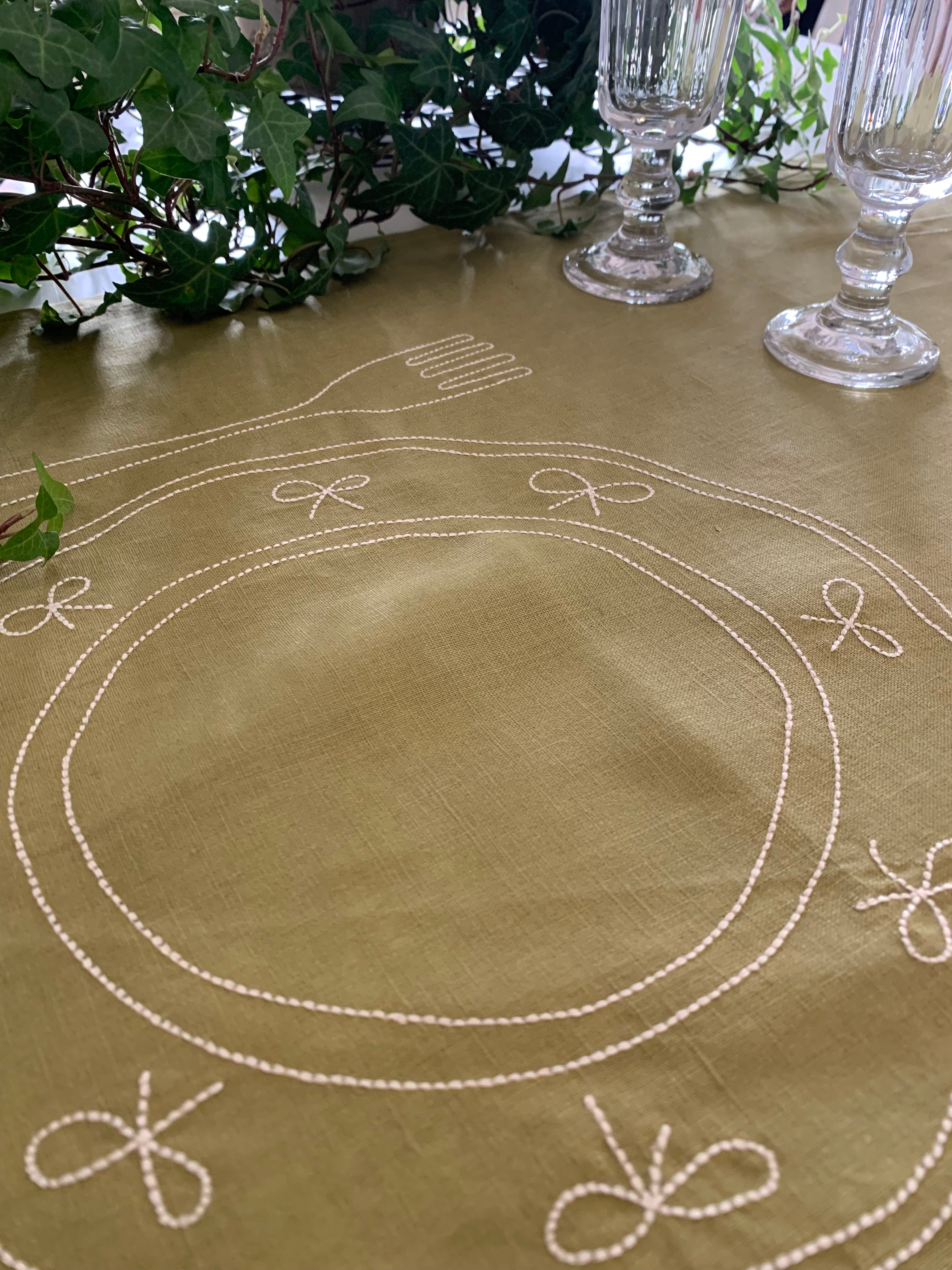 Duo Placemat Linen with Plate Design in Olive and Echuca