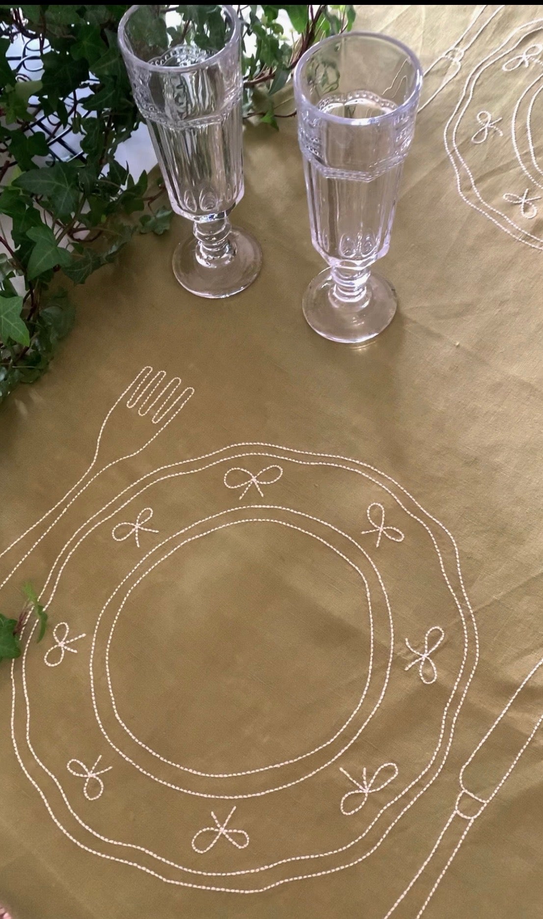 Duo Placemat Linen with Plate Design in Olive and Echuca