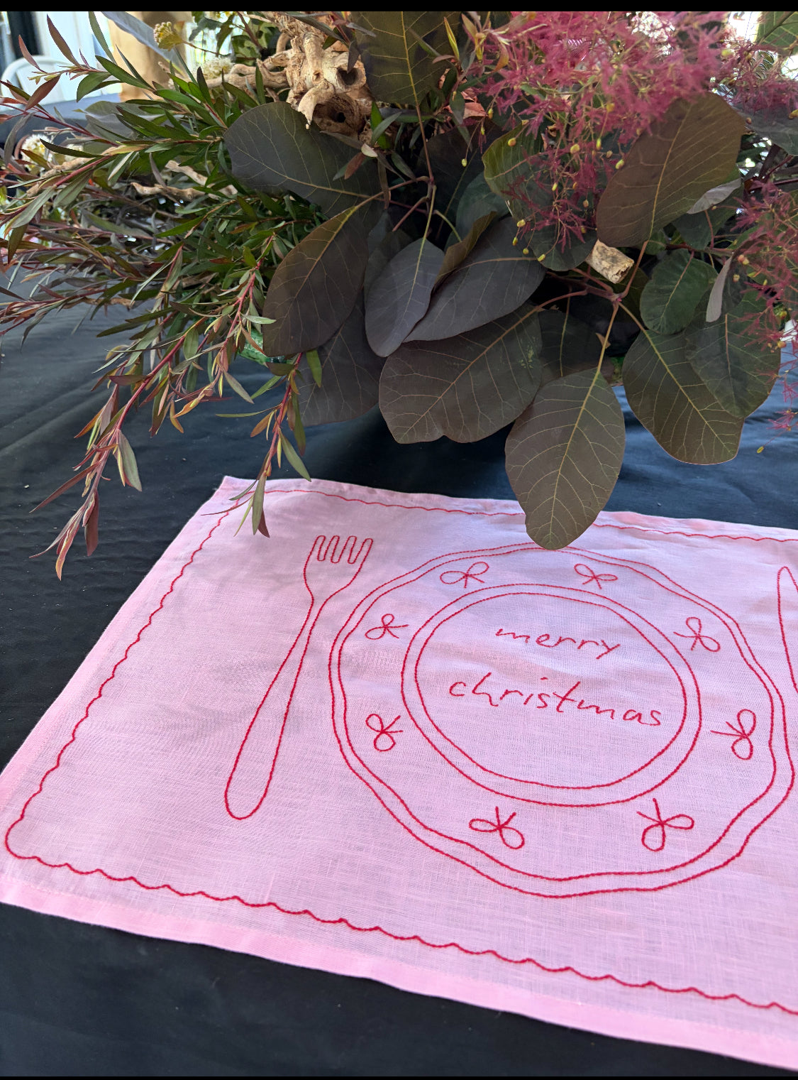 Merry Christmas Linen Placemat with plate design in Rose and Raspberry