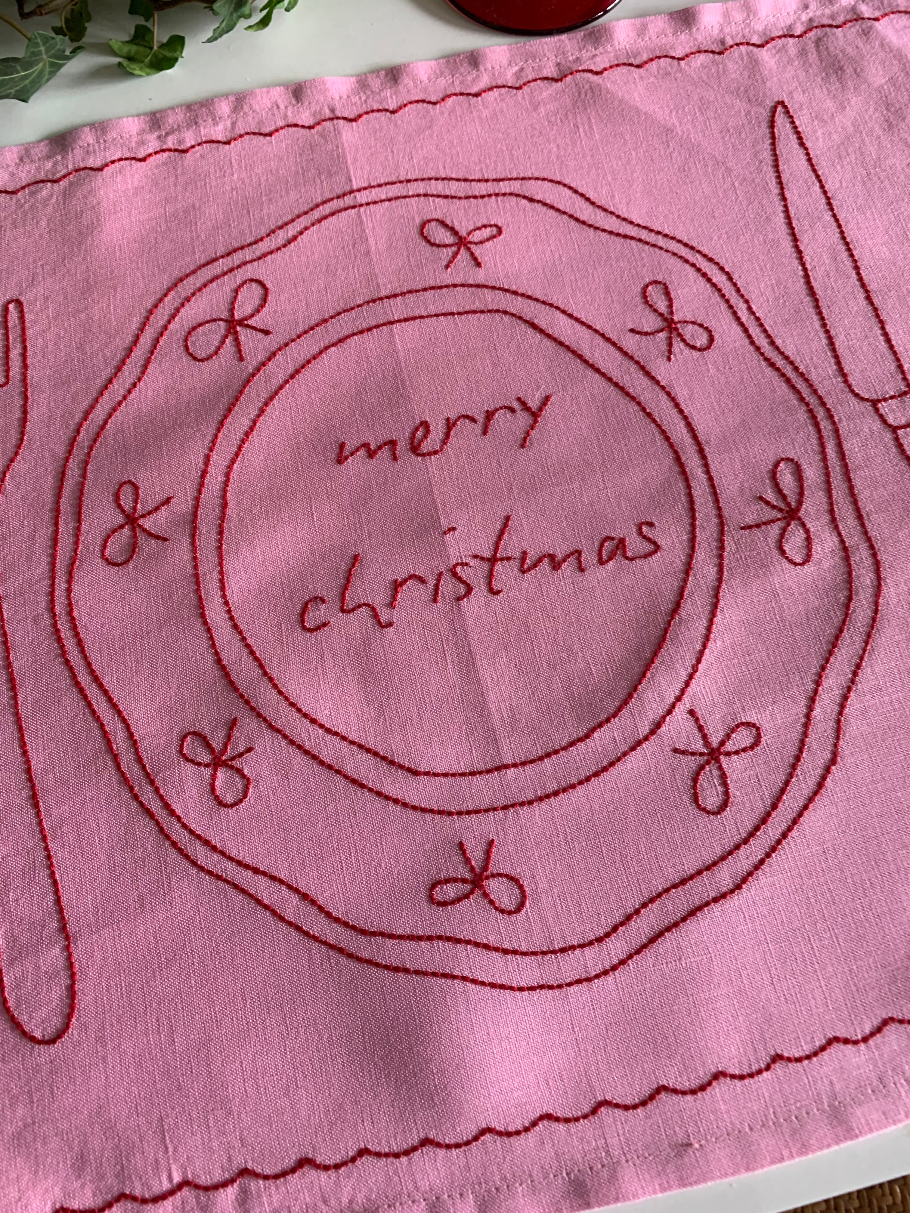 Merry Christmas Linen Placemat with plate design in Rose and Raspberry