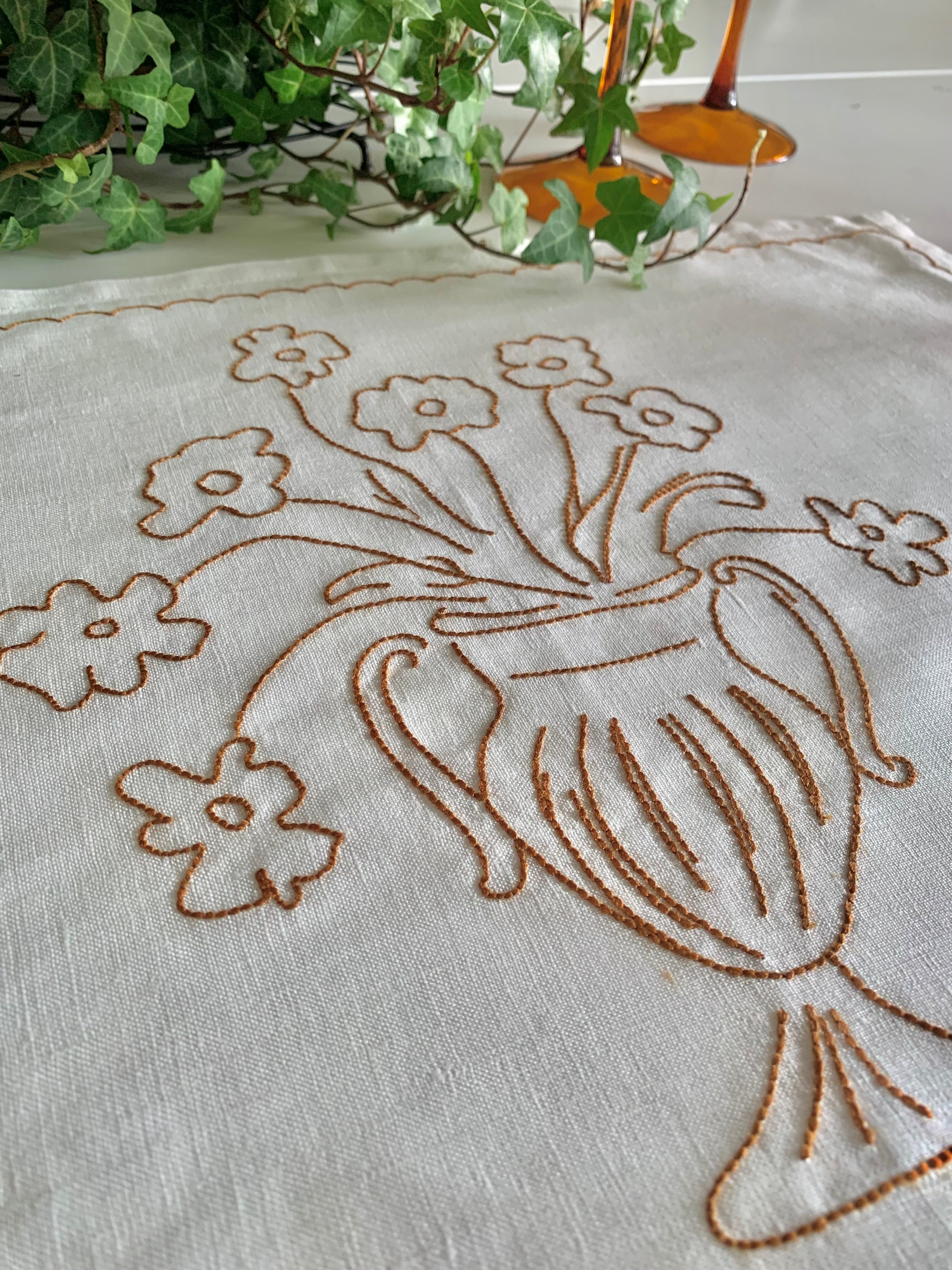 Bloom Linen Placemat with flower design in Echuca and Tan