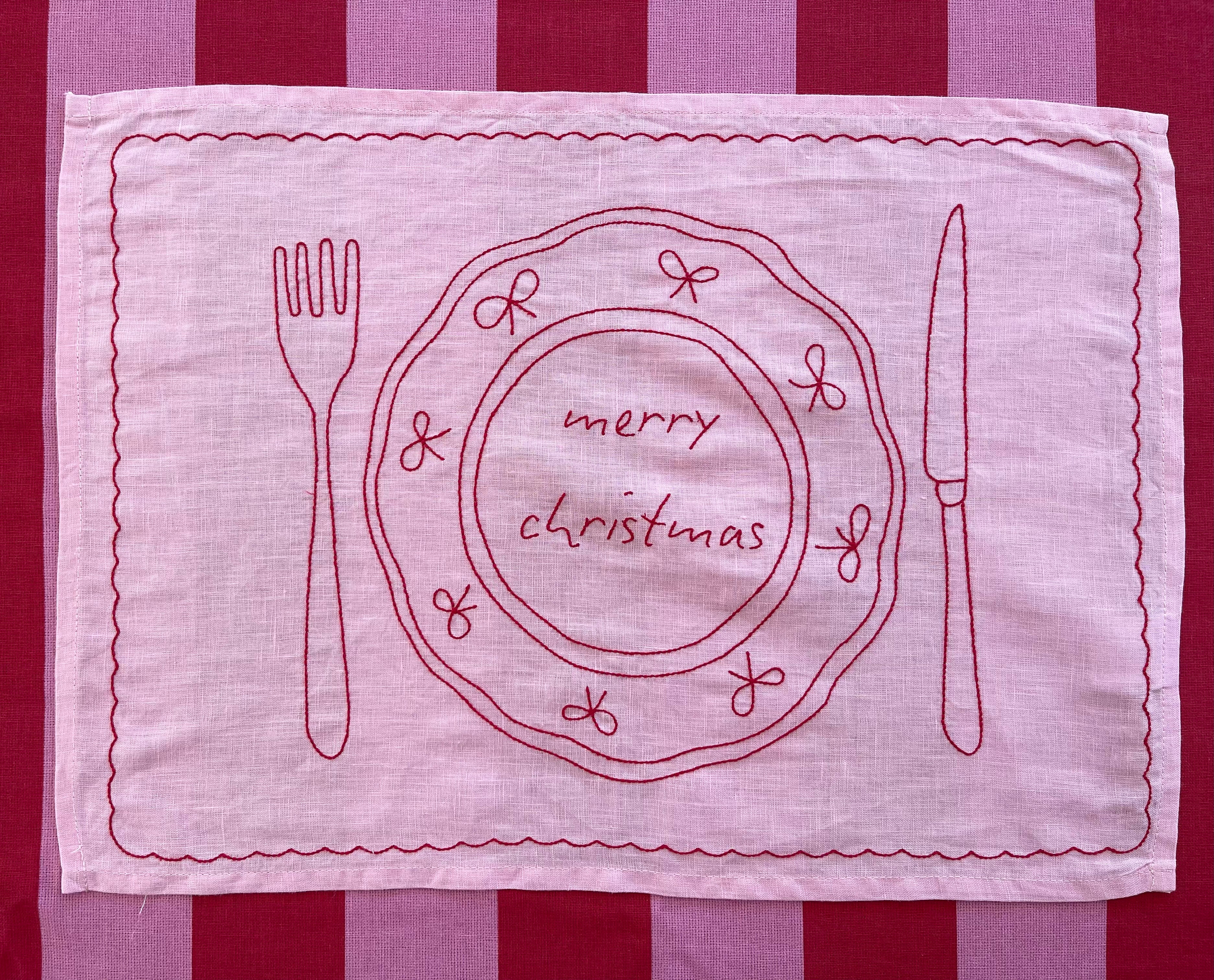 Merry Christmas Linen Placemat with plate design in Rose and Raspberry