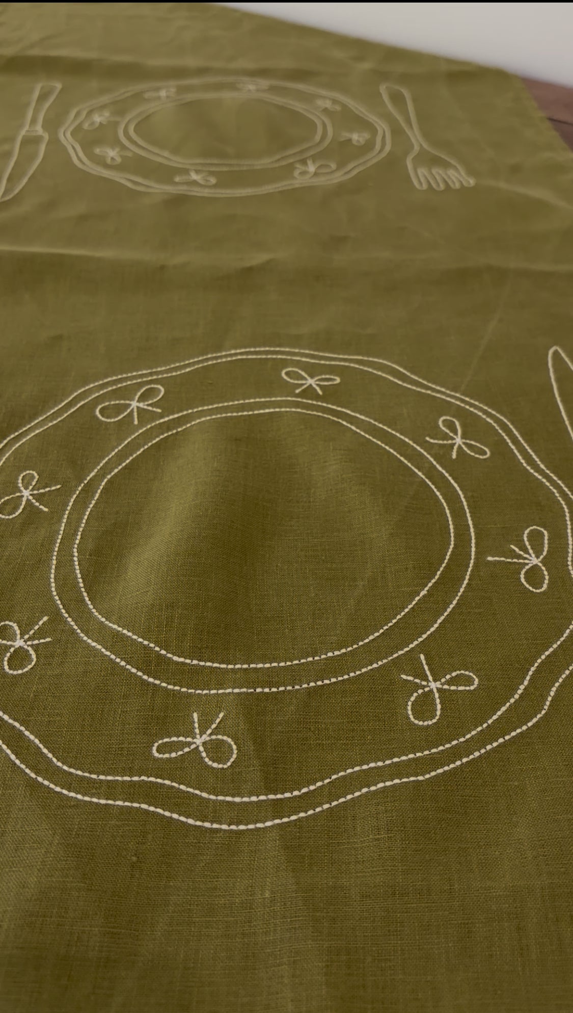 Duo Placemat Linen with Plate Design in Olive and Echuca