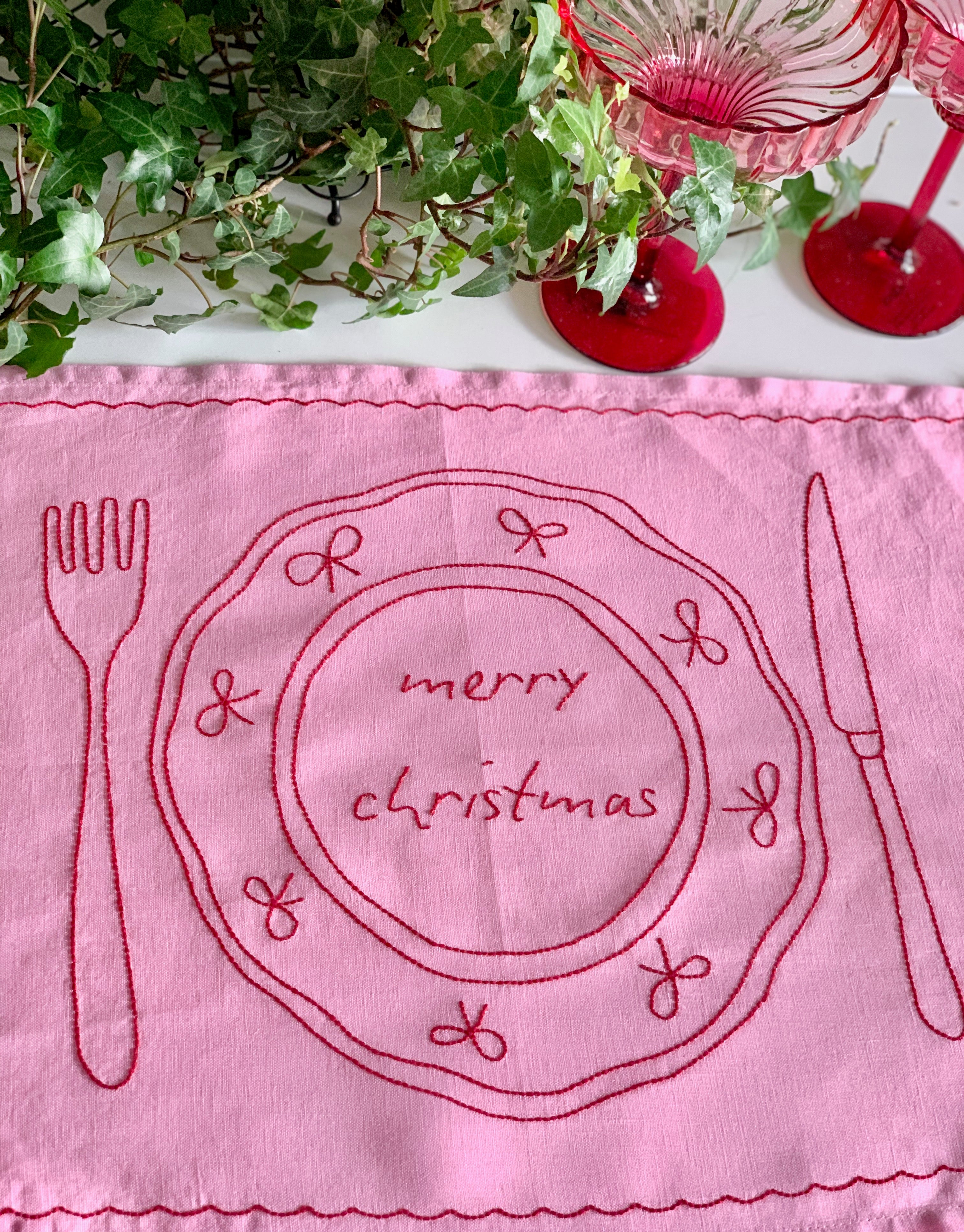 Merry Christmas Linen Placemat with plate design in Rose and Raspberry