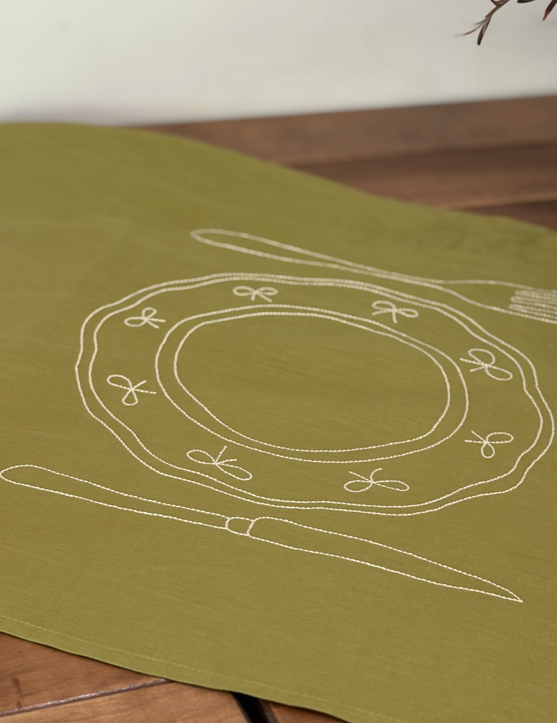Duo Placemat Linen with Plate Design in Olive and Echuca