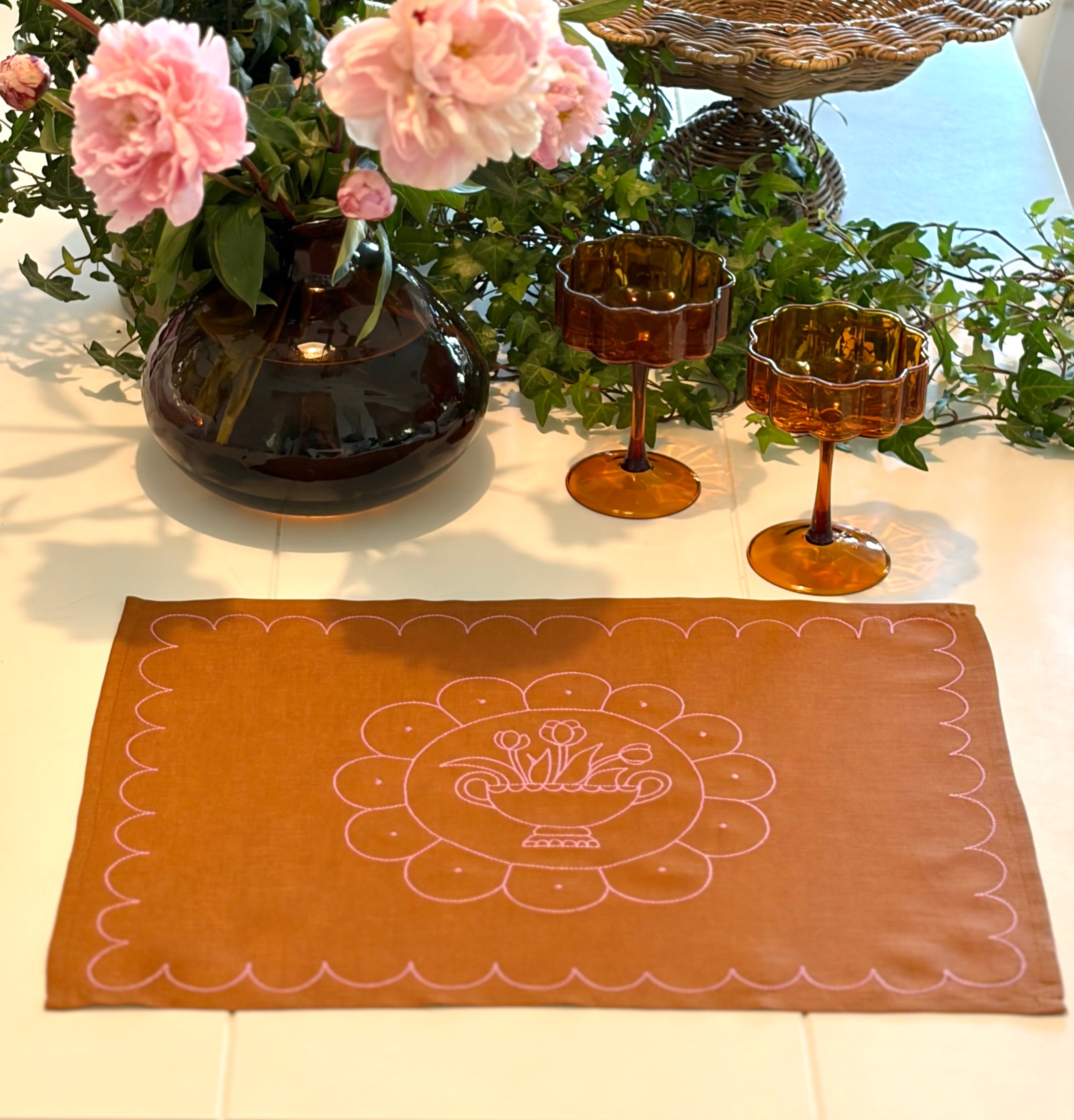 Tulip Plate Placemat - Tan and Pink