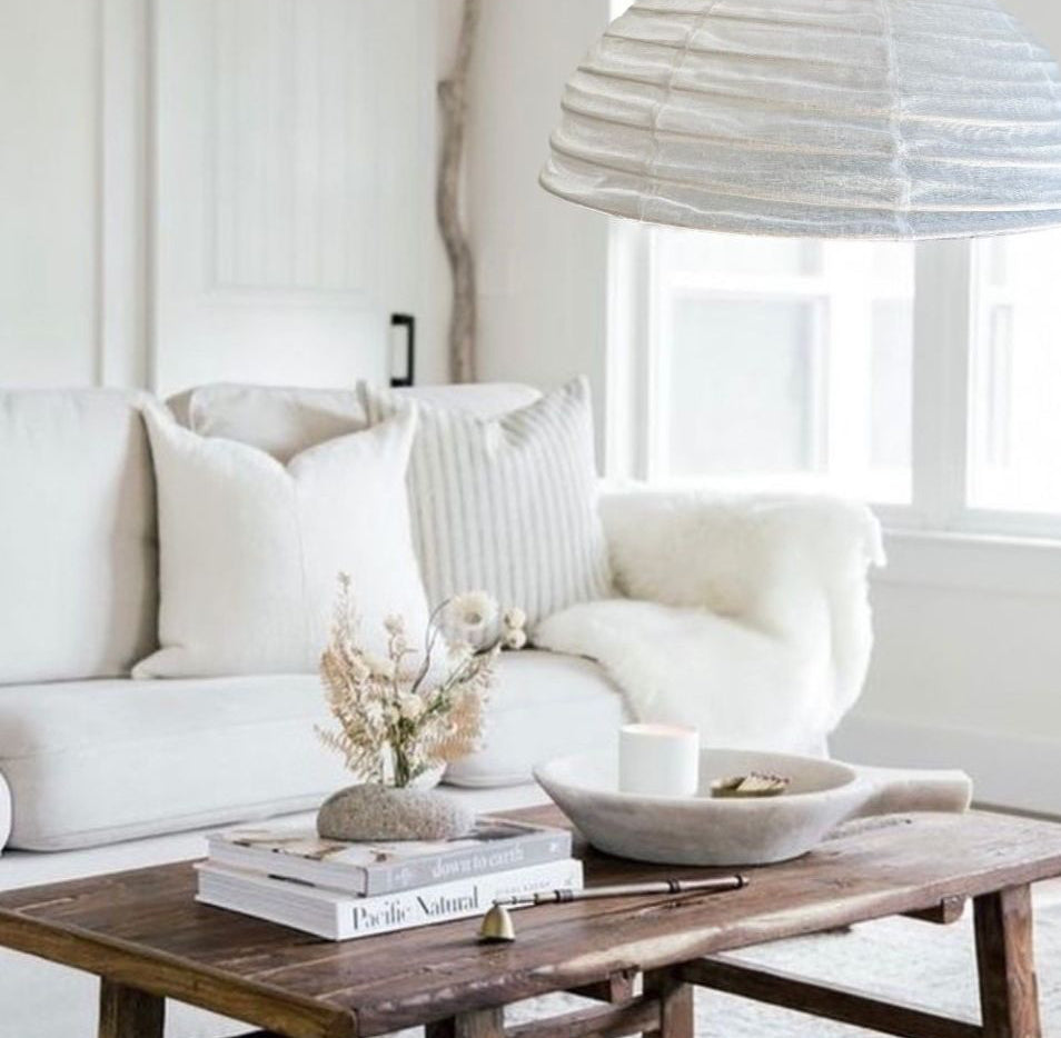 A light linen shade in a warm white colour, half dome-shaped, creates a natural decor.