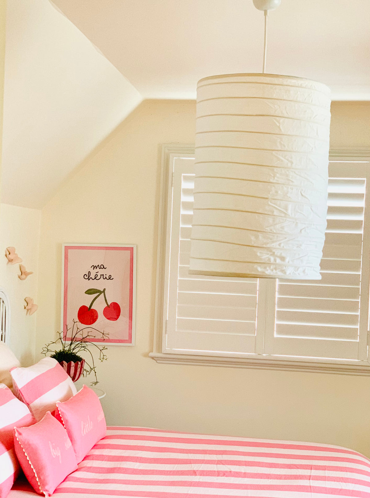 Organic light pendant flue shapped, with bamboo frame