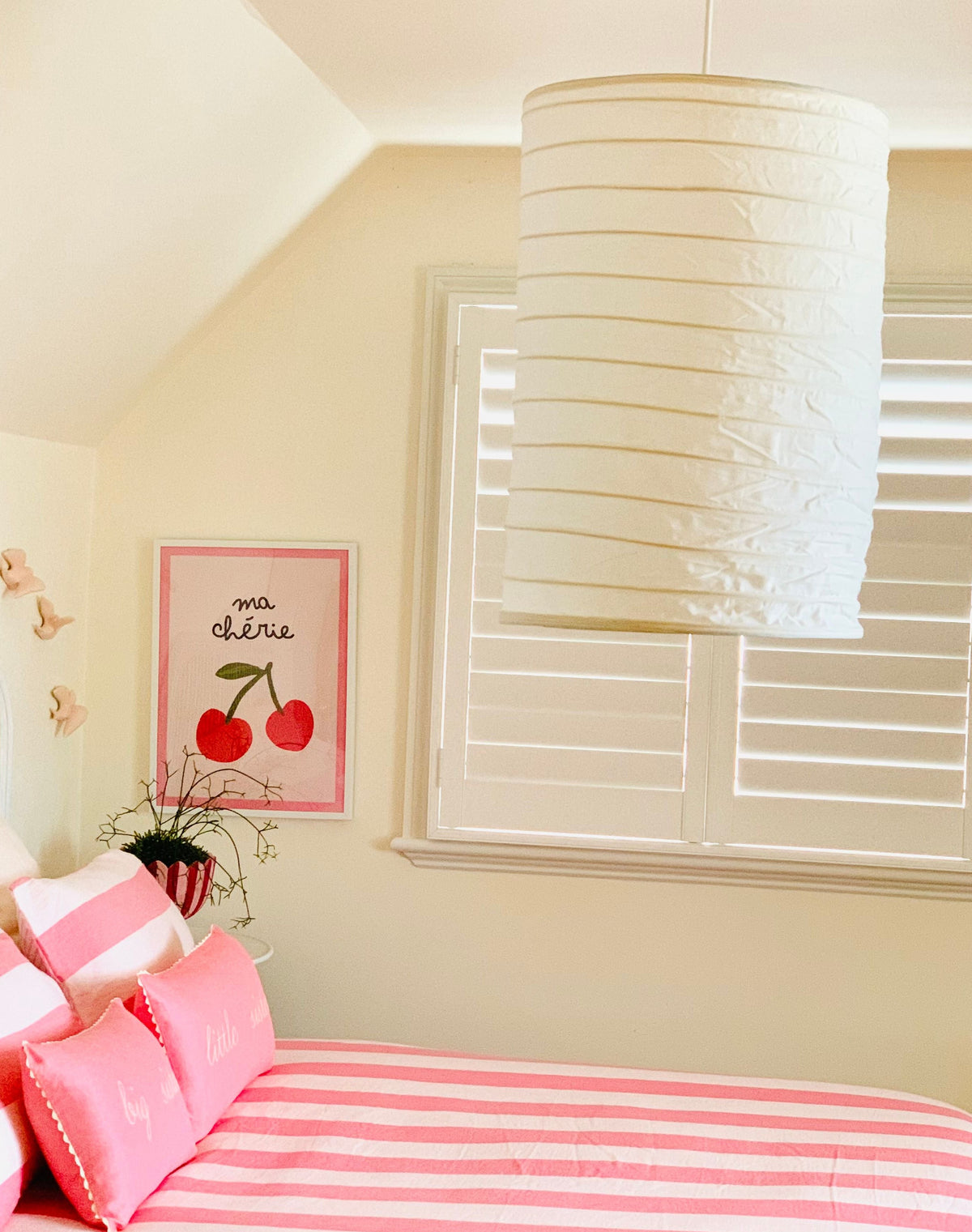 Organic light pendant flue shapped, with bamboo frame