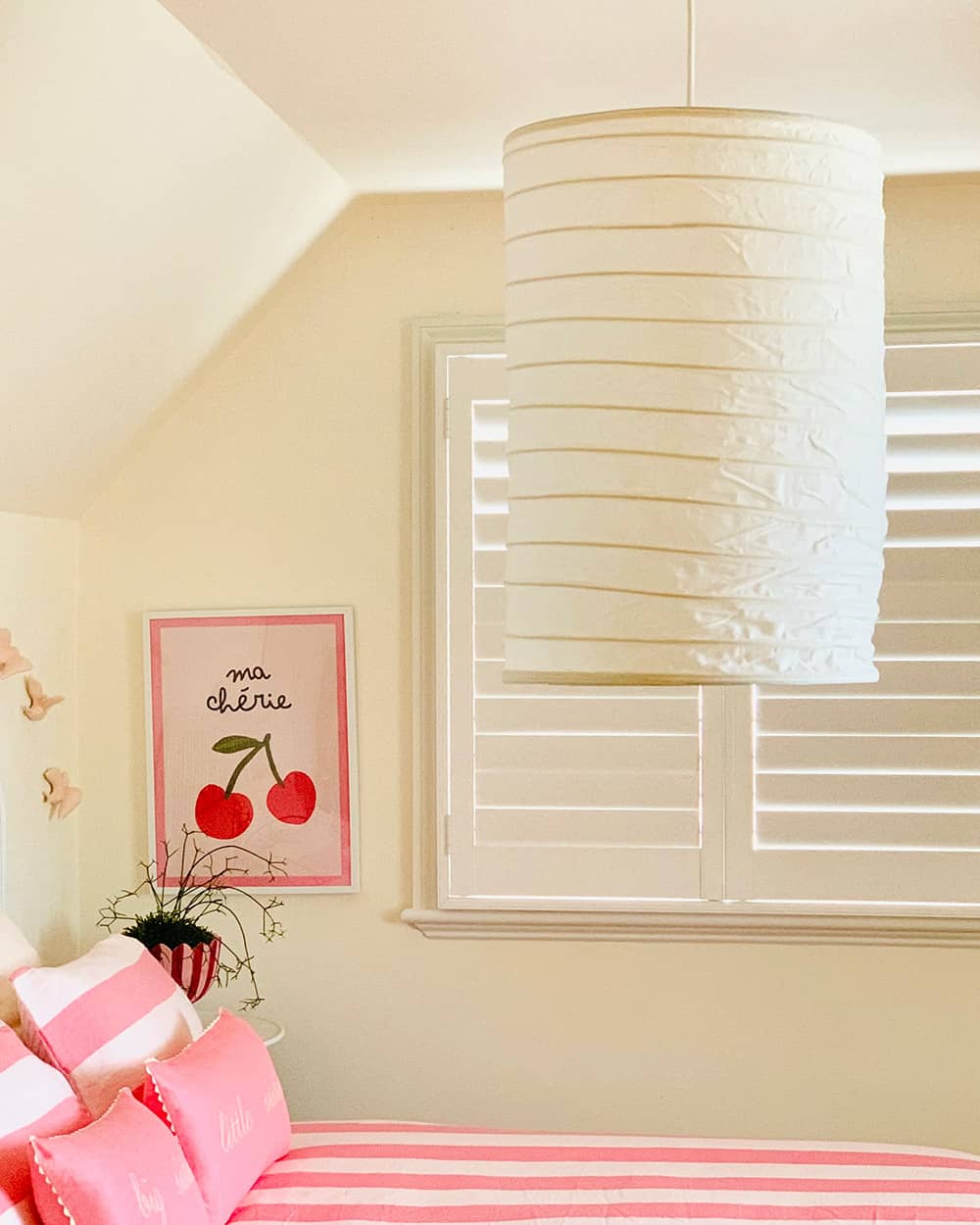 Organic light pendant flue shapped, with bamboo frame