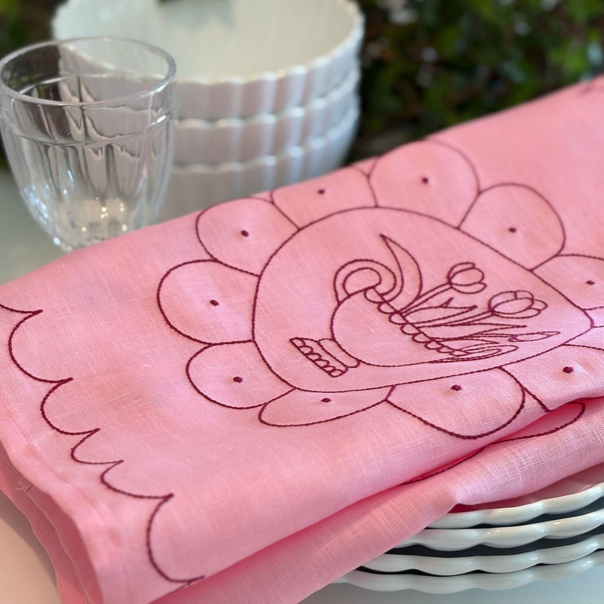 Little Nordic Sol Tulip Plate pink linen placemat featuring raspberry embroidered floral plate artwork.